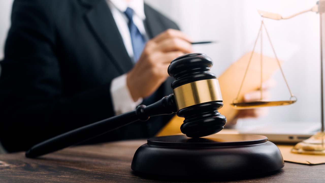 Uitzenden is gemakkelijke prooi van politiek geworden